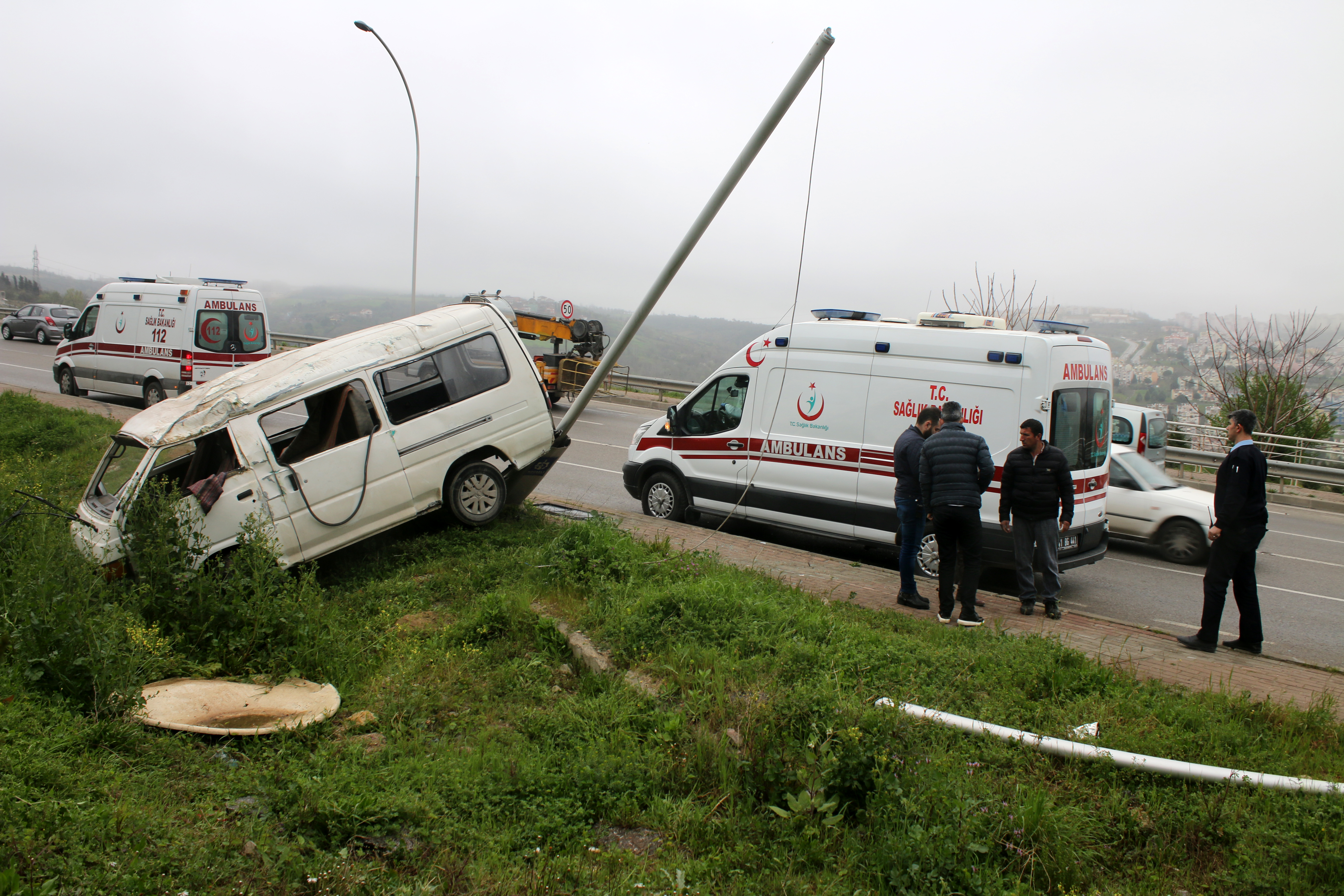 Kocaeli’de işçileri taşıyan minibüs direğe çarptı: 5 yaralı