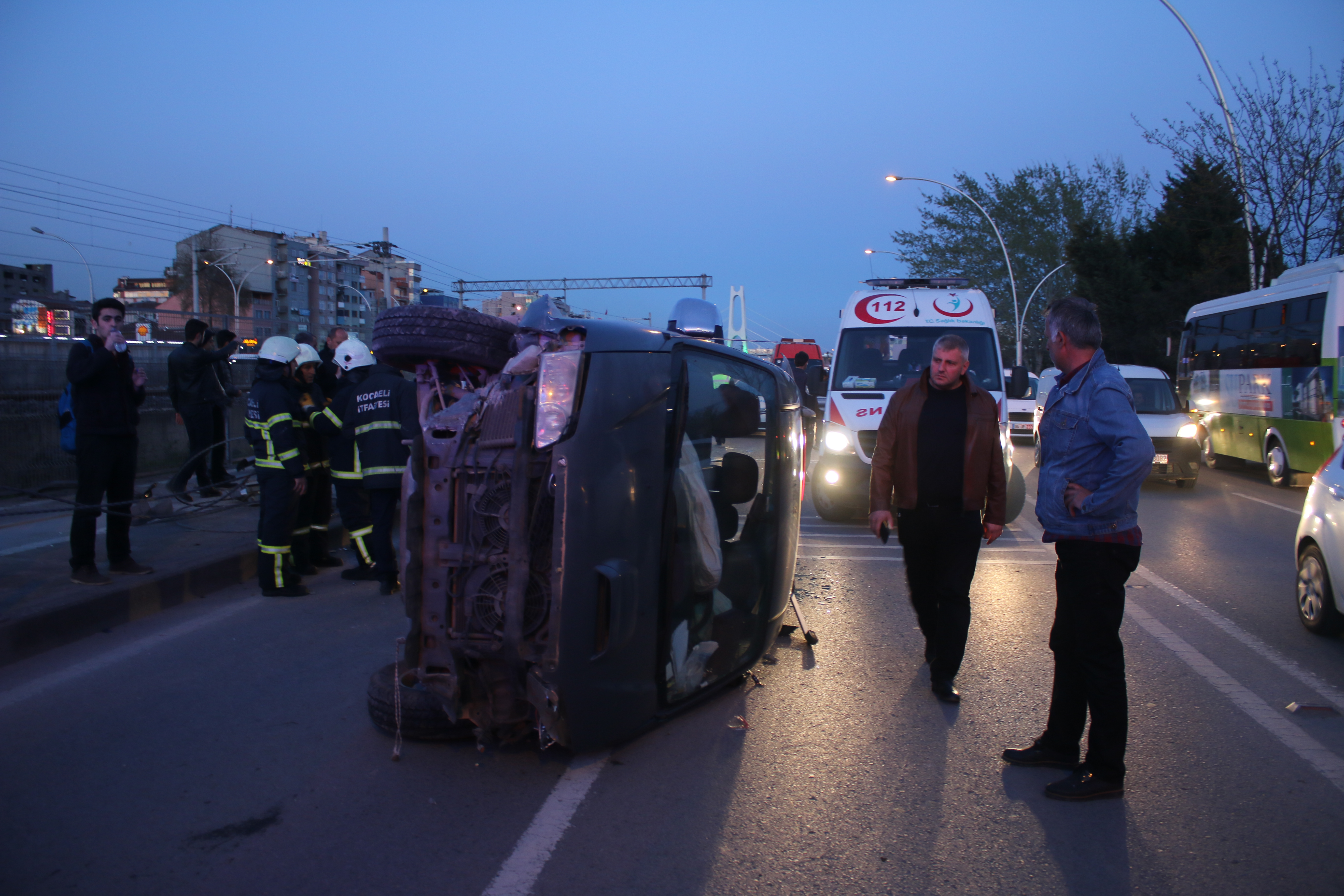 Kocaeli’de minibüs otomobile çarptı: 3 yaralı