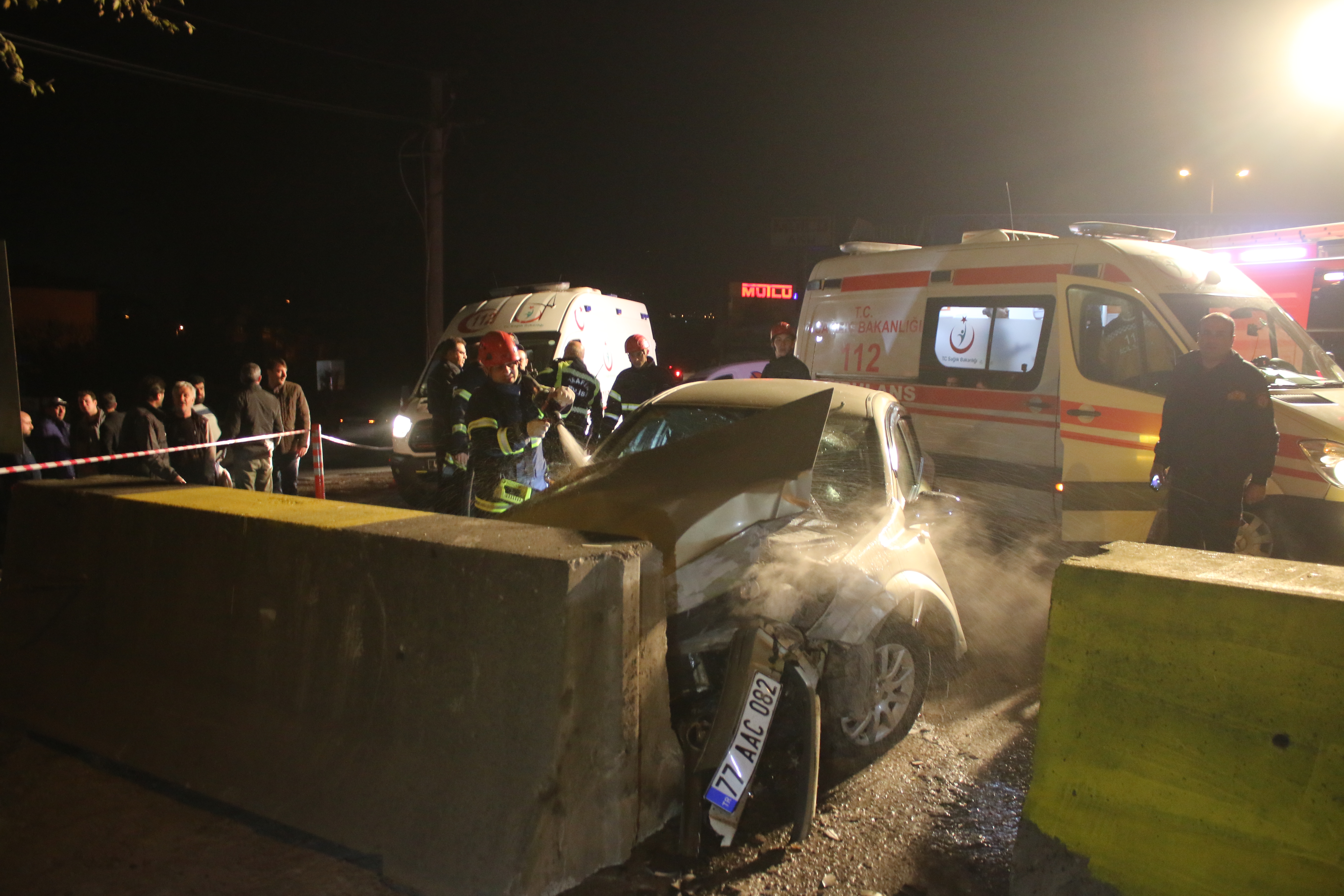 Kocaeli’de otomobil beton bariyere çarptı: 2 yaralı
