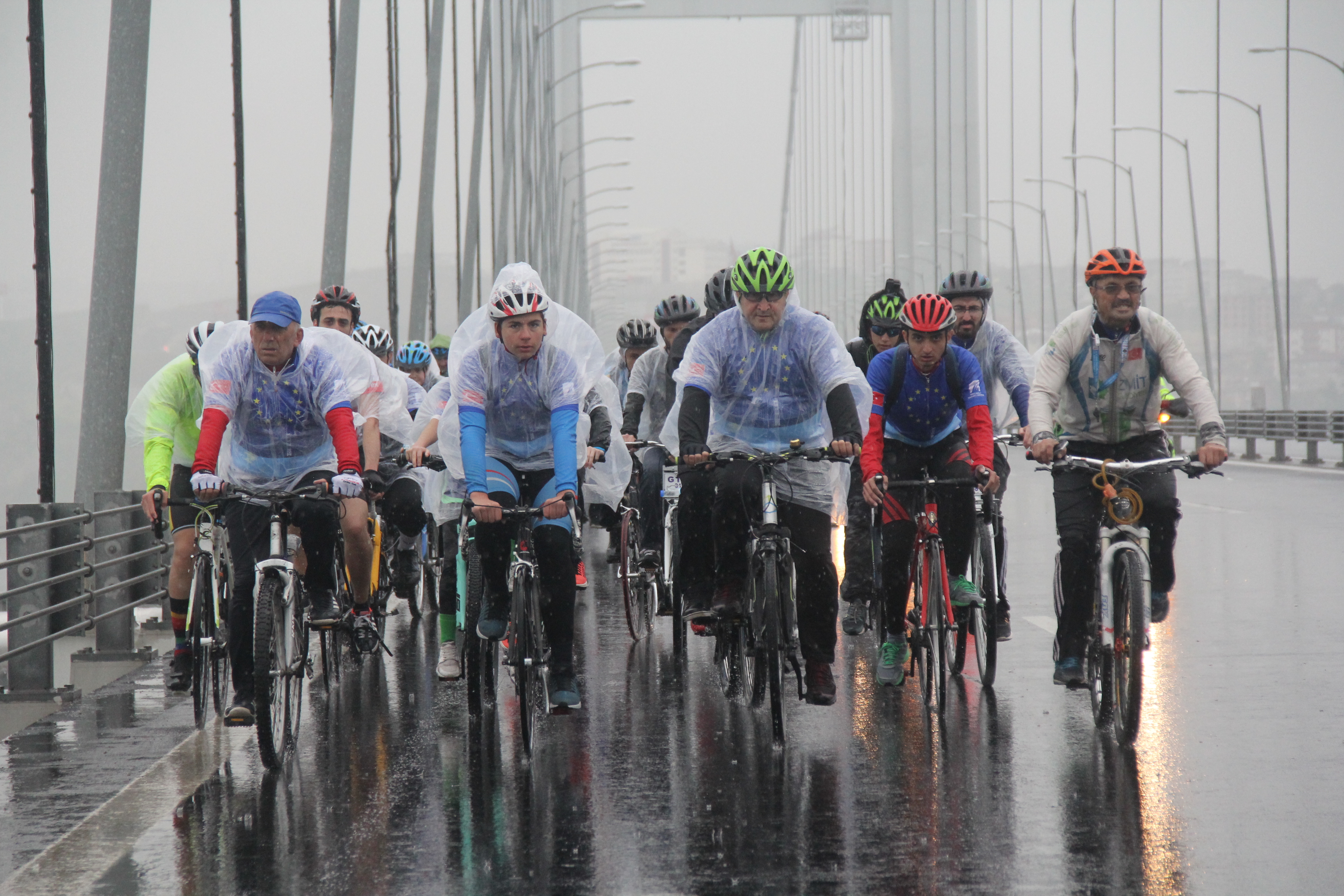 Bisikletle Osmangazi Köprüsü’nden geçtiler