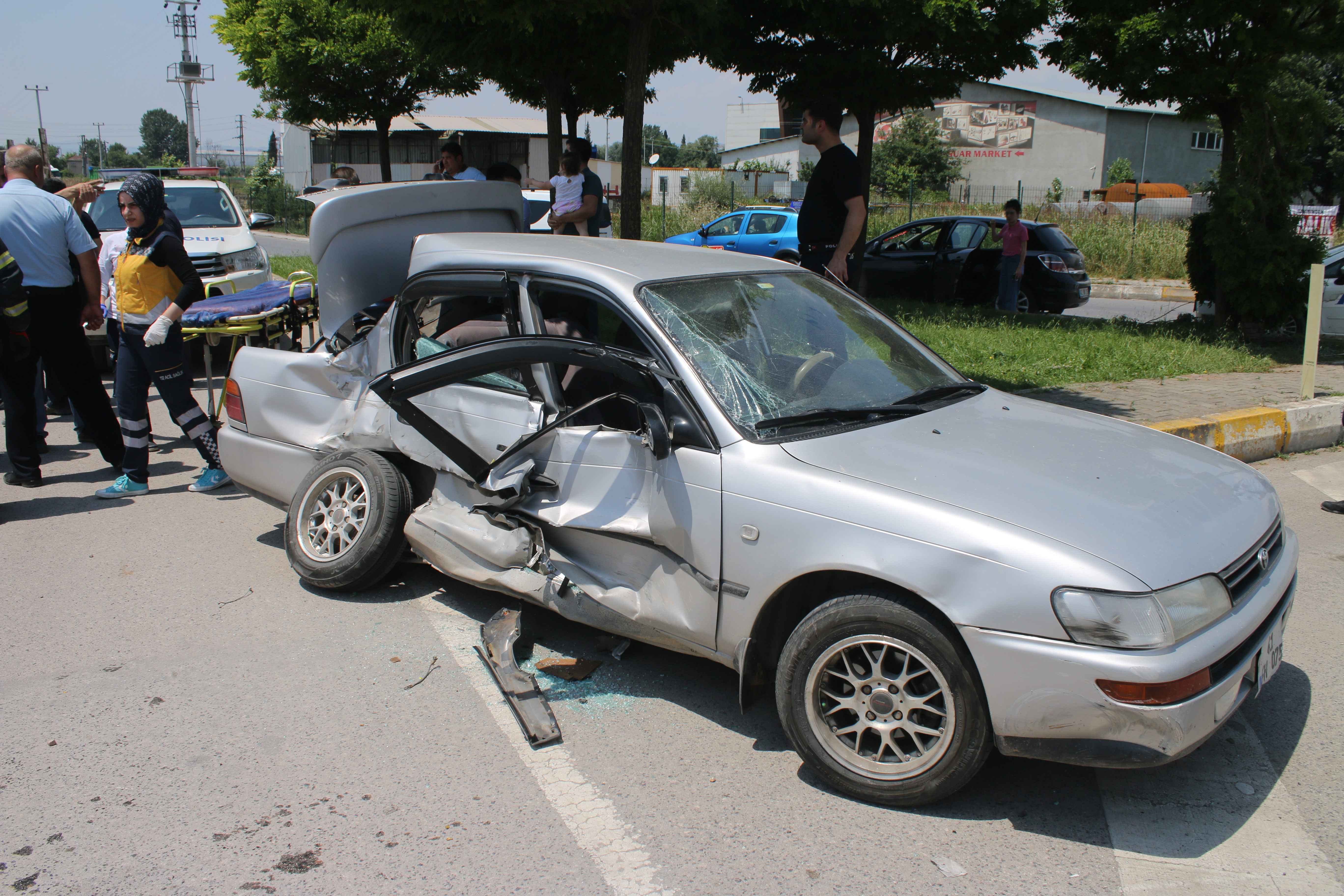 Kocaeli’de otomobil kamyonetle çarpıştı: 5 yaralı