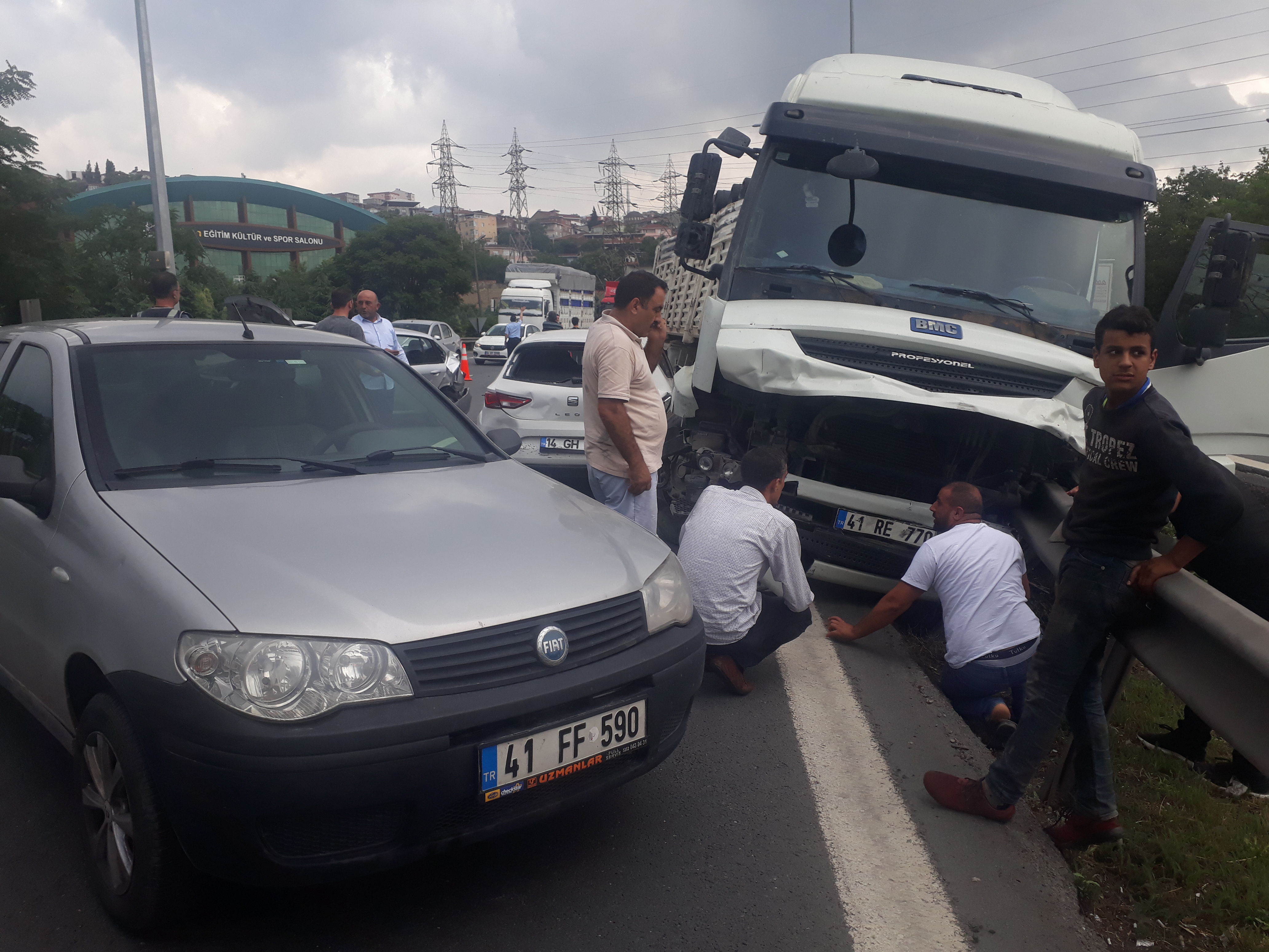 Kocaeli’de zincirleme trafik kazası: 3 yaralı