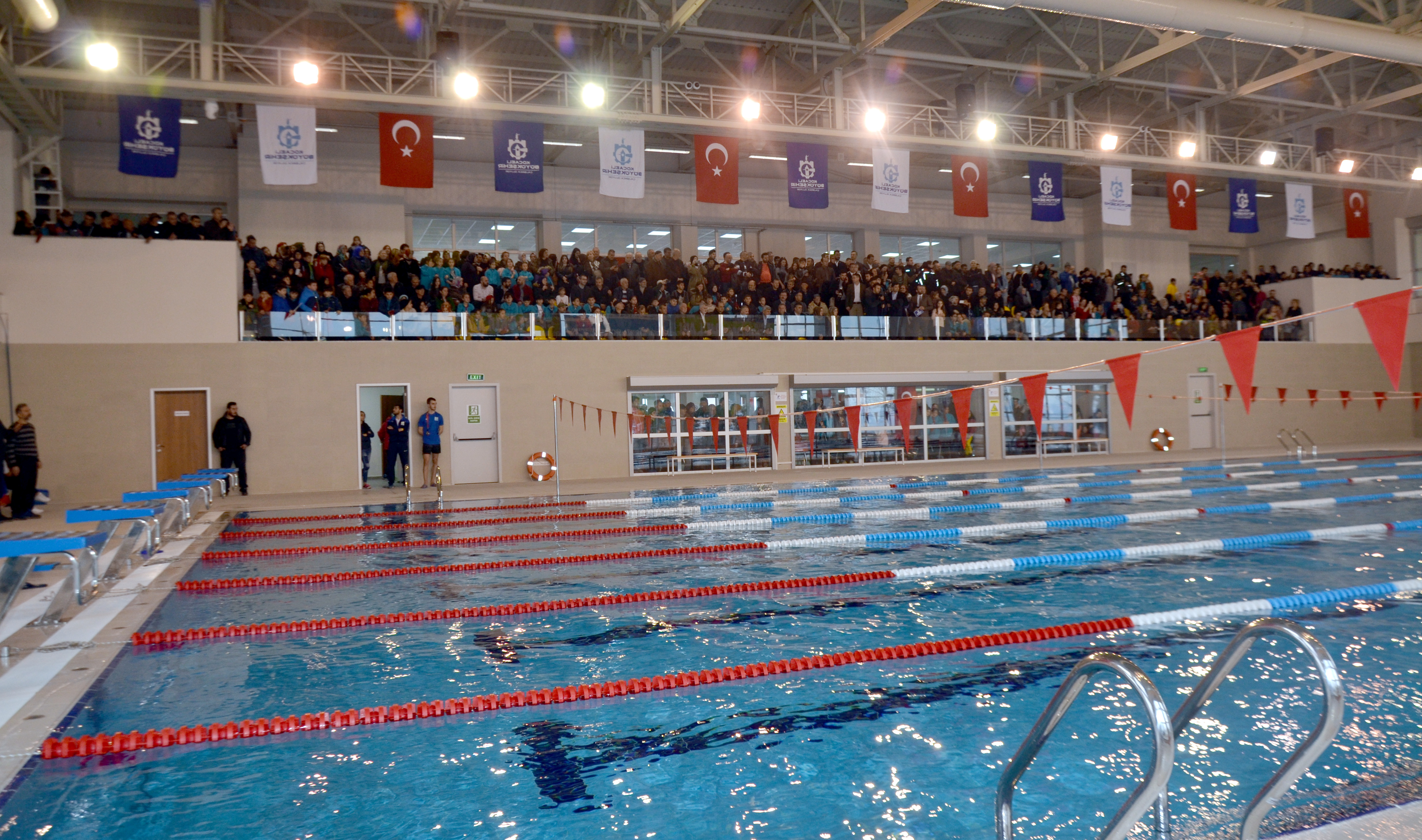 Karamürsel’de yüzme havuzu hizmete açıldı