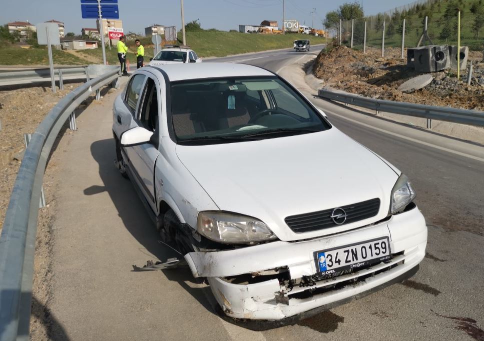 Gebze’de otomobil bariyerlere çarptı: 2 yaralı