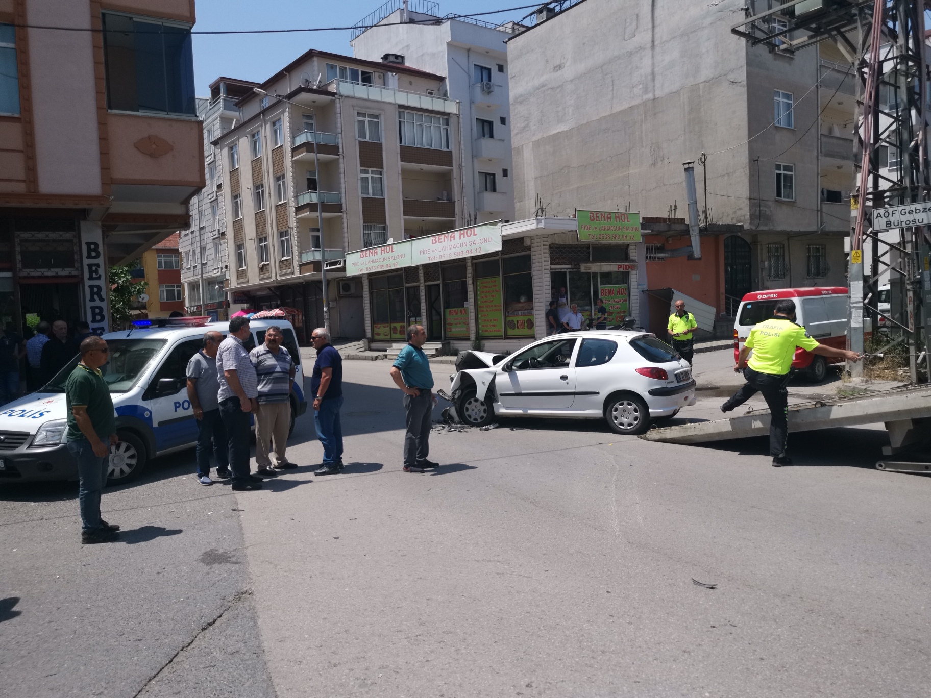 Gebze’de otomobil yayaya çarptı: 2 yaralı