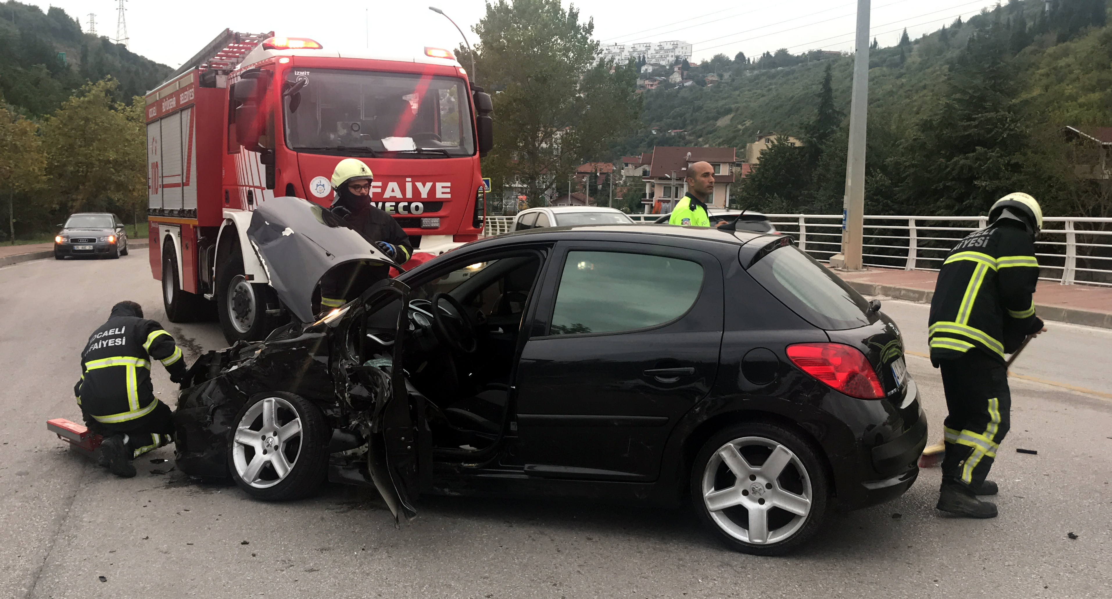 Kocaeli’de otomobille cip çarpıştı: 2 yaralı