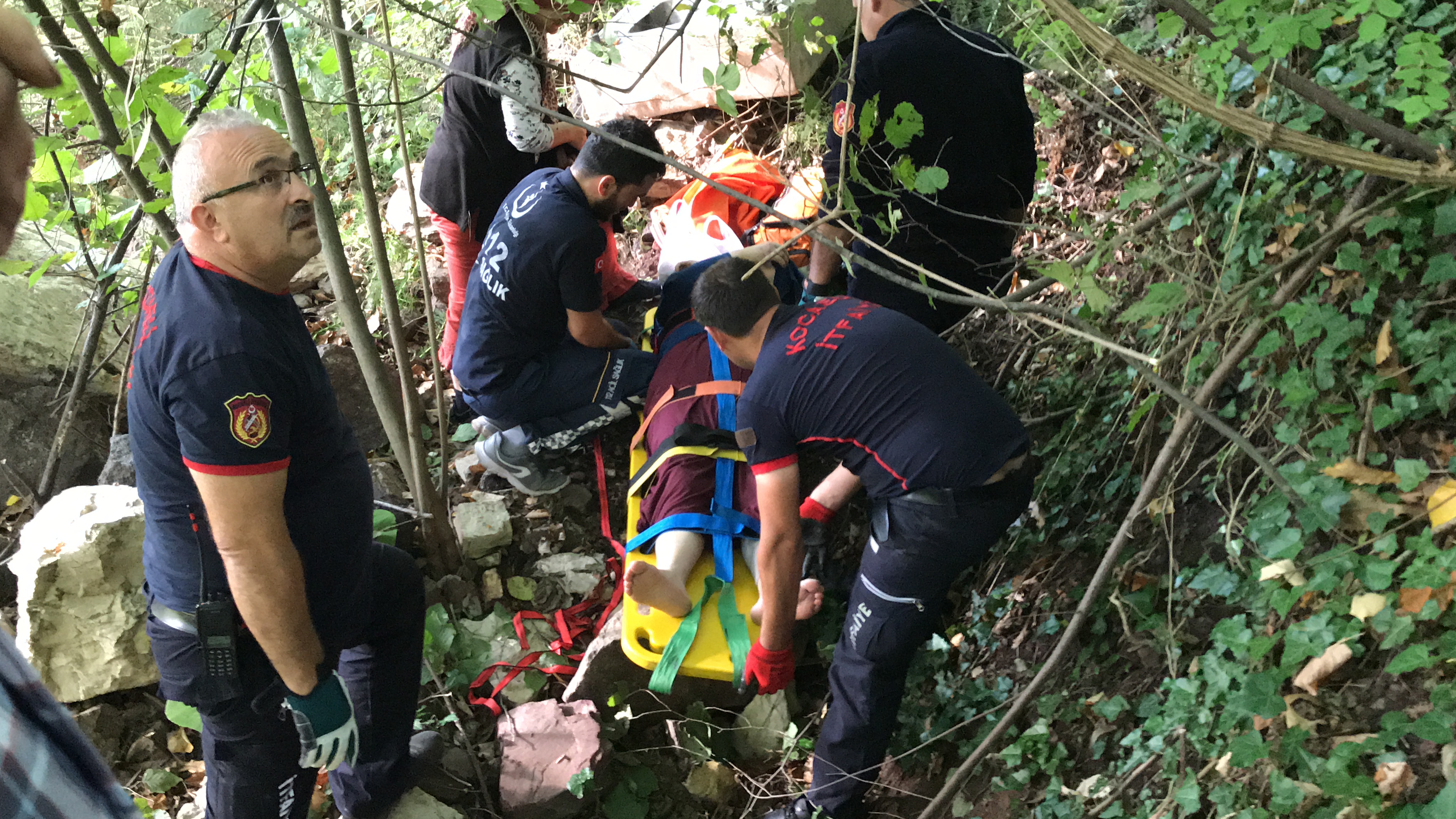 Kocaeli’de yamaçtan düşen kadın kurtarıldı