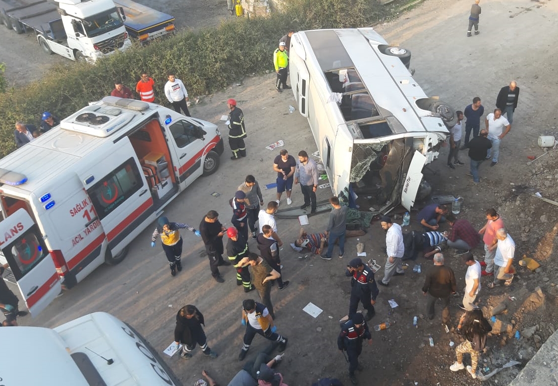 Gebze’de işçi servisi devrildi: 8 yaralı