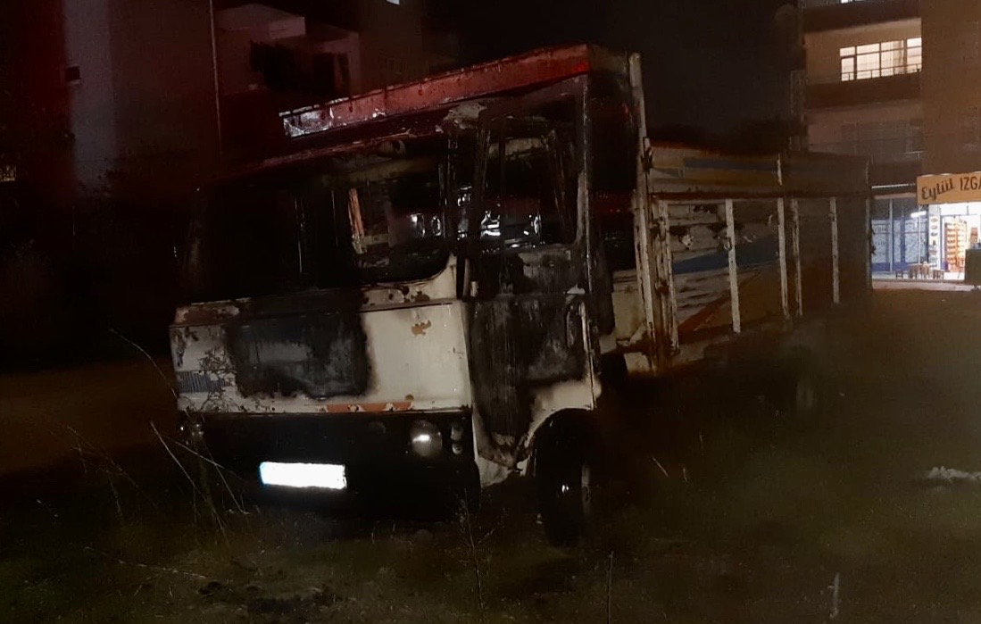 Gebze’de park halindeki kamyonet yandı