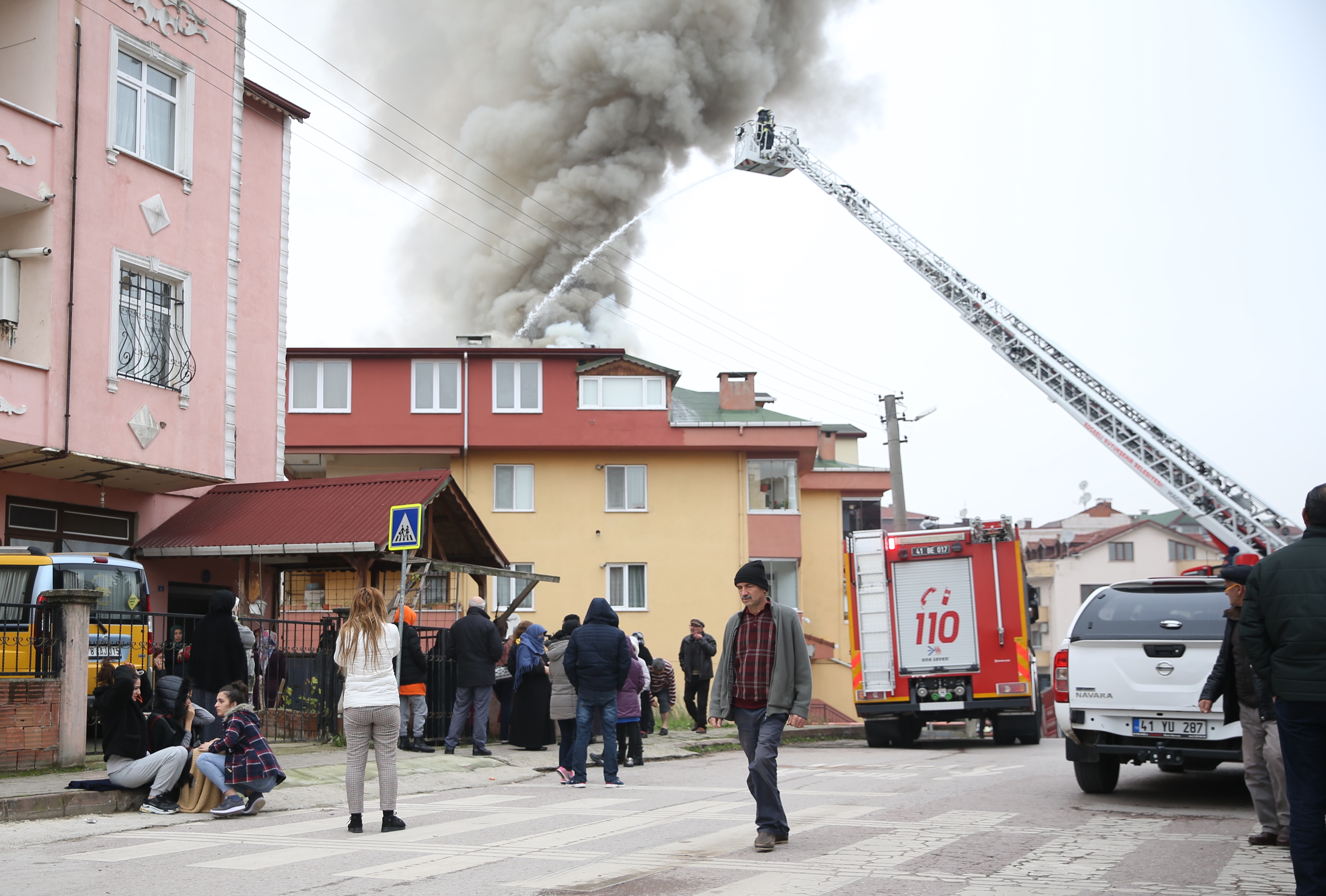 Kocaeli’de bir apartmanın çatısında çıkan yangın hasara neden oldu