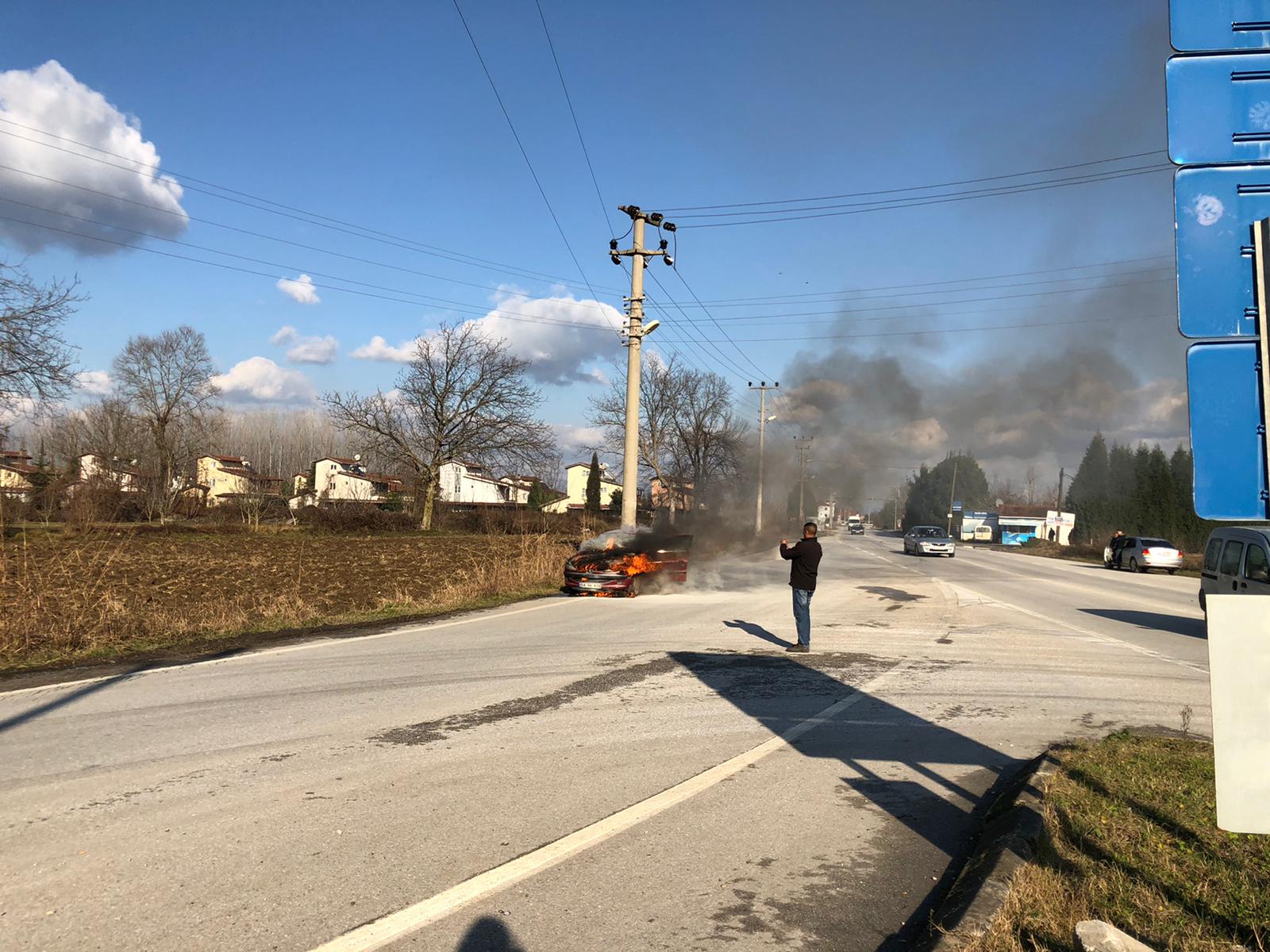 Sakarya’da seyir halindeki otomobil yandı