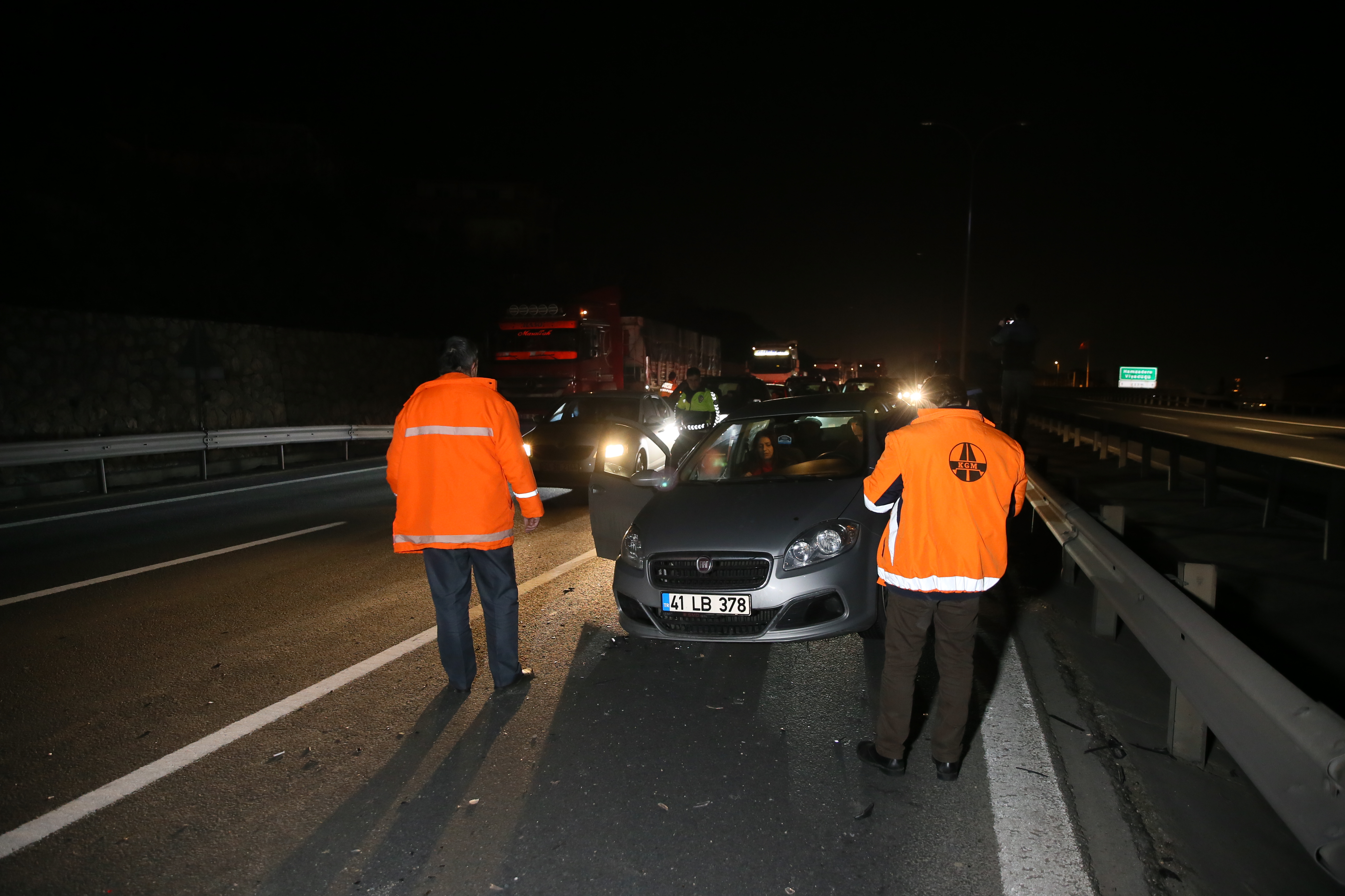 Kocaeli’de 5 otomobilin karıştığı zincirleme kaza otoyolda trafiği aksattı