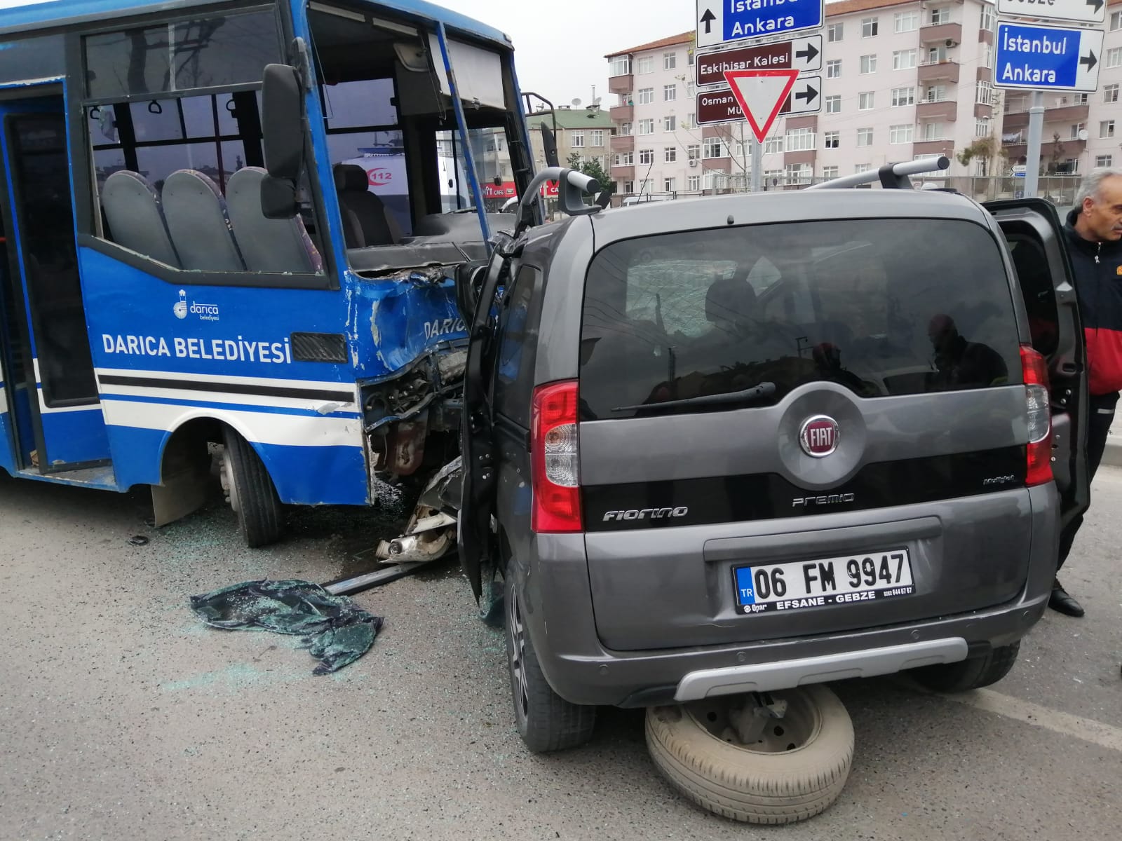 Darıca’da hafif ticari araç ile midibüs çarpıştı: 20 yaralı