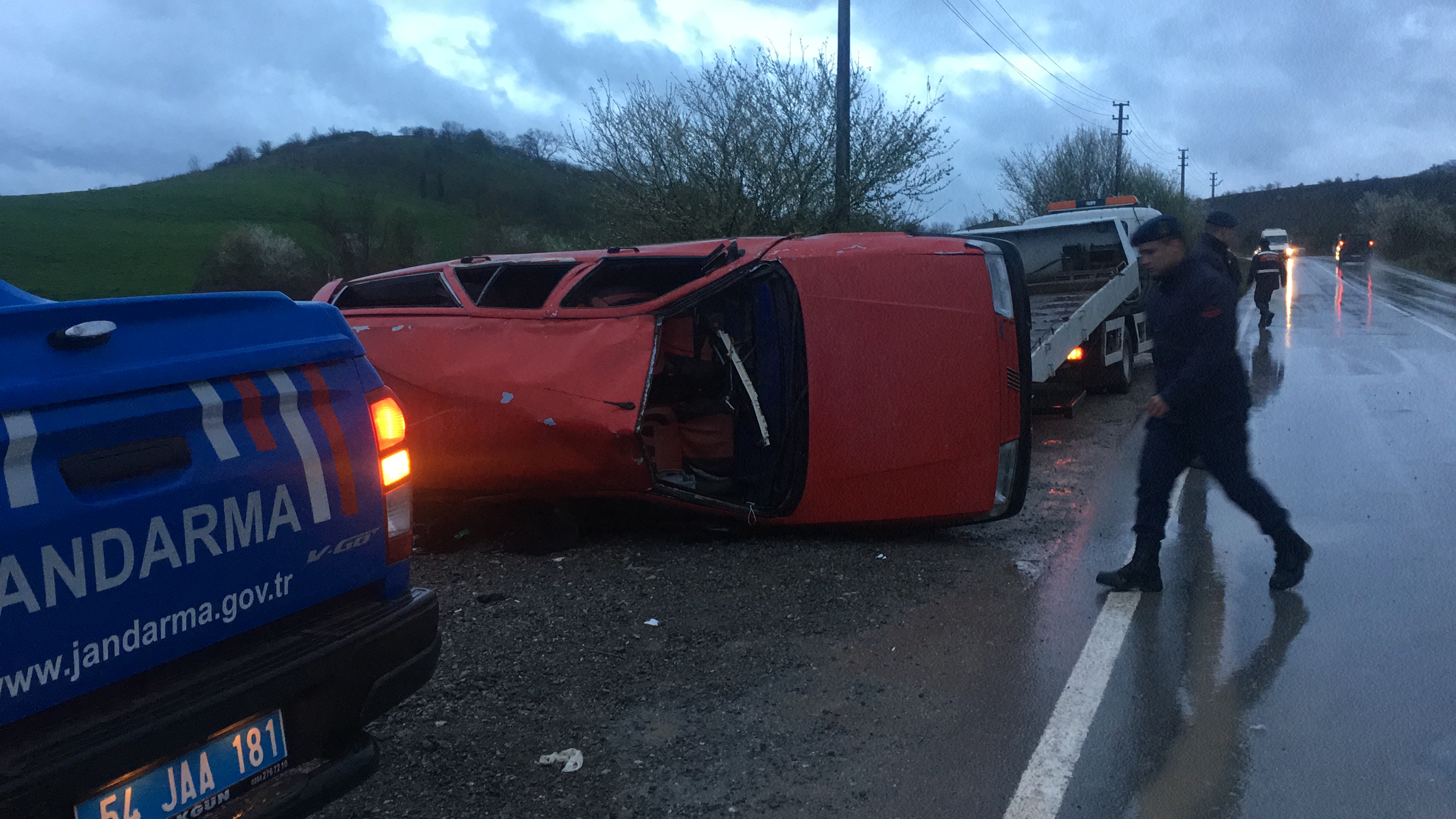 Sakarya’da otomobilin devrilmesi sonucu 3’ü çocuk 6 kişi yaralandı