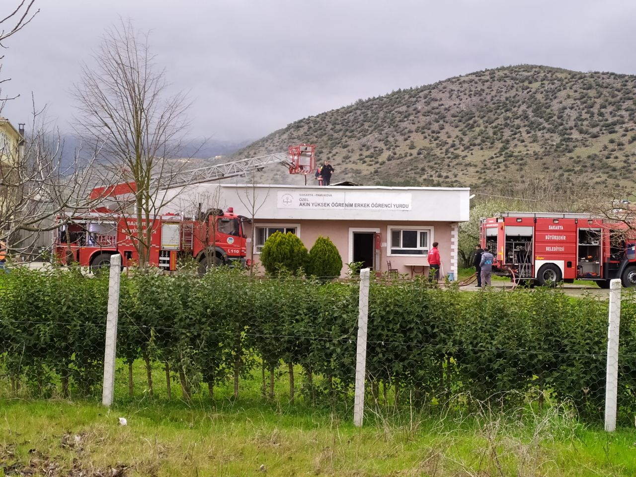 Sakarya’da erkek öğrenci yurdunun çatısında çıkan yangın söndürüldü