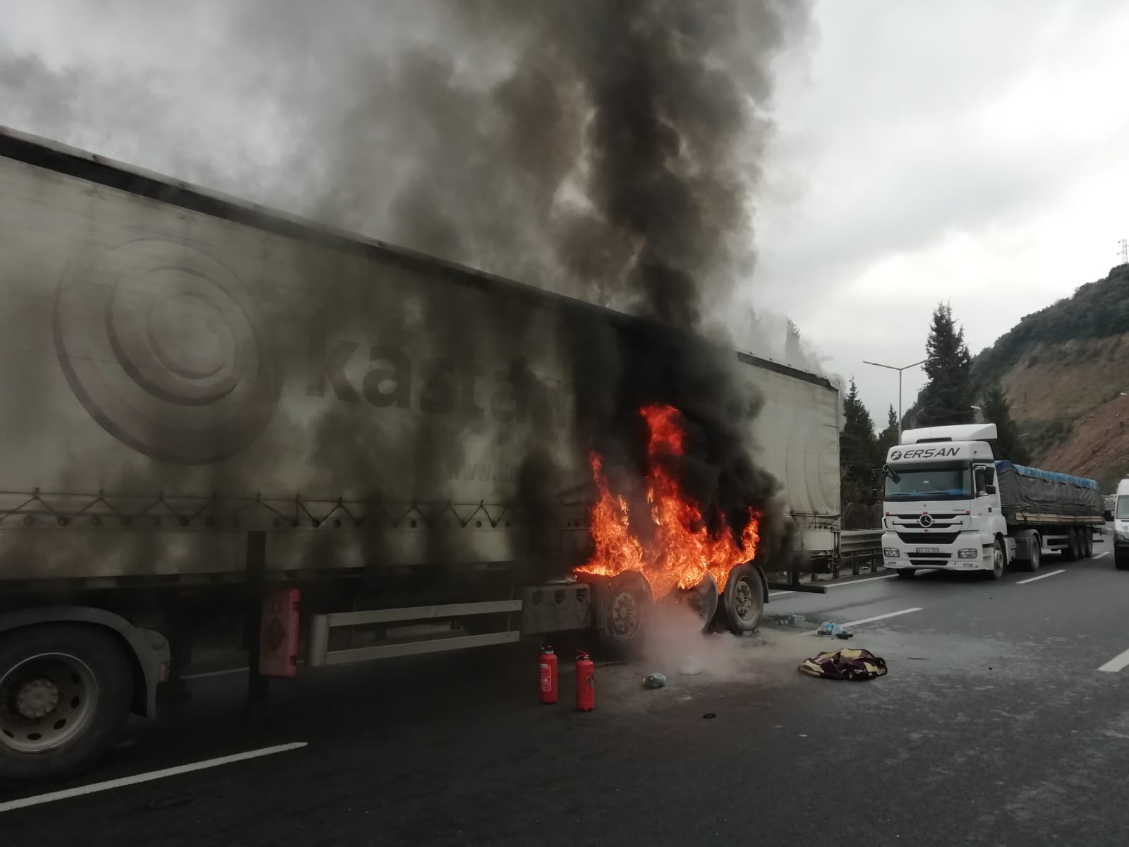 Kocaeli’de seyir halindeki tırda çıkan yangın söndürüldü