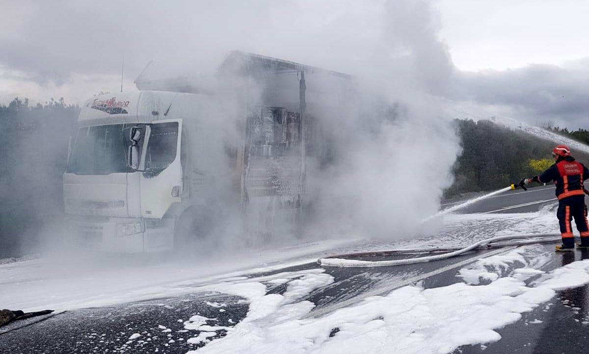 Sakarya’da boya yüklü kamyon yandı