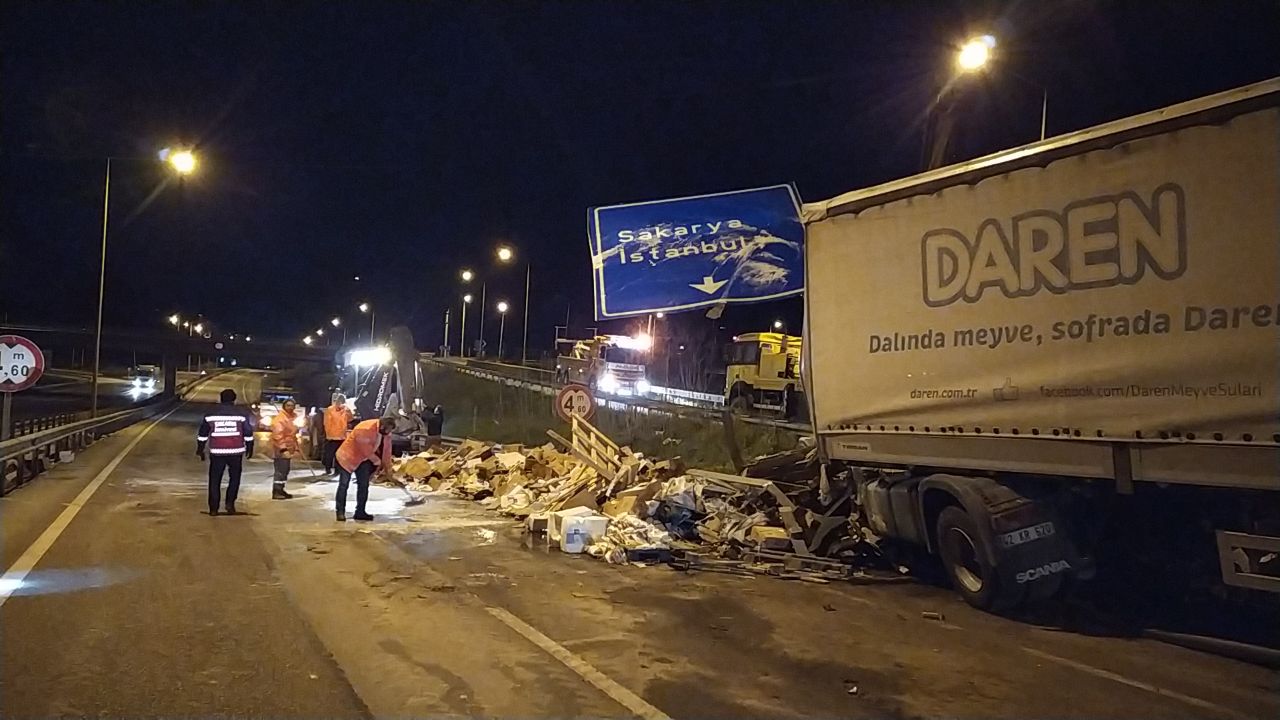 Sakarya’da kolonya ve dezenfektan yüklü tır bariyerlere çarptı