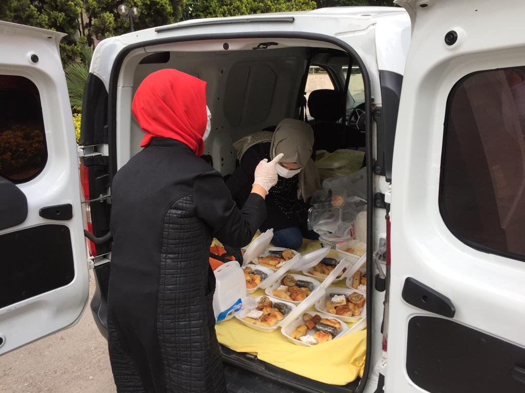 Kocaeli’nde ortaokul öğrencilerinin annelerinden sağlık çalışanlarına ev yemeği ikramı