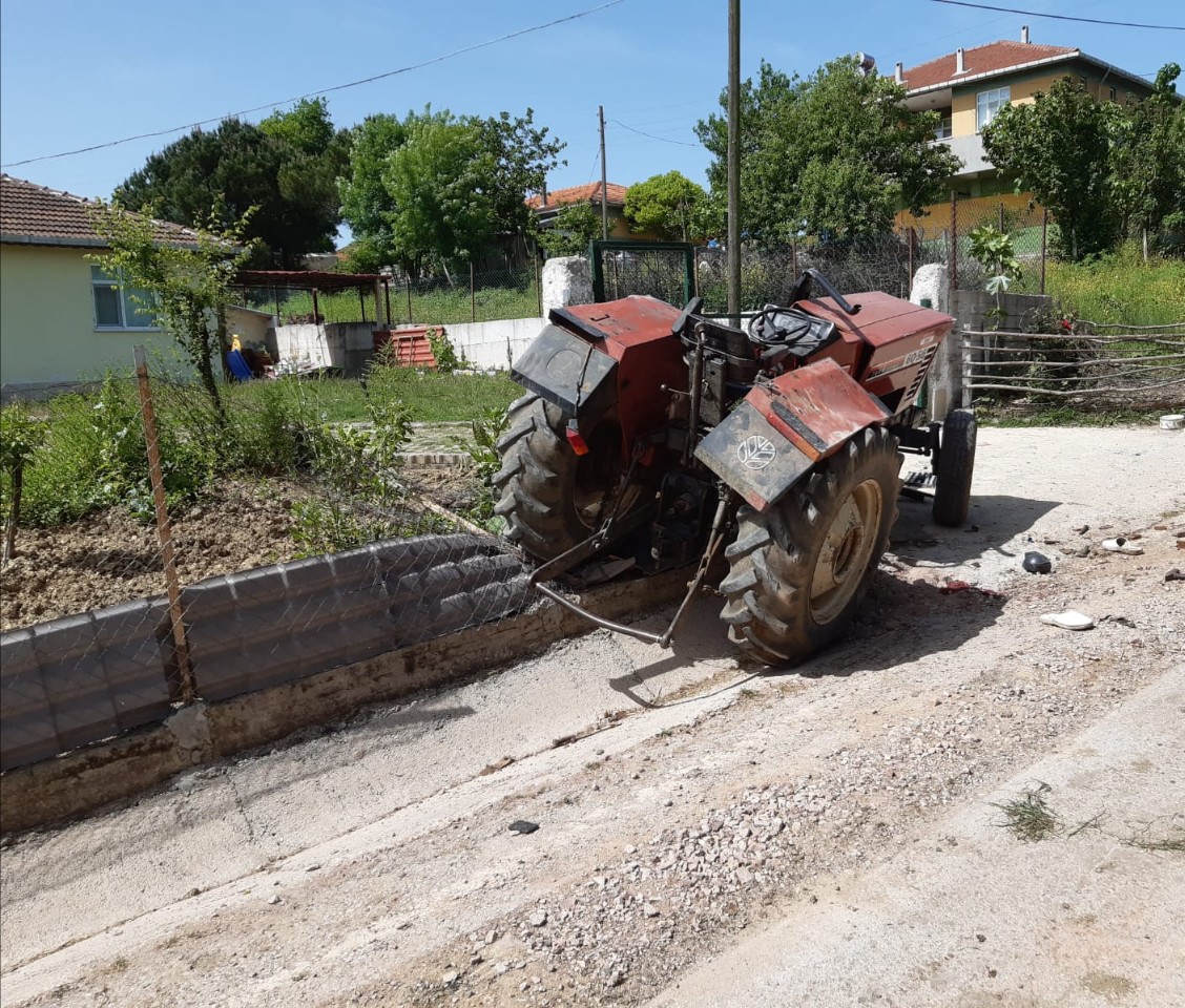 Kocaeli’de su kanalına devrilen traktörün sürücüsü öldü