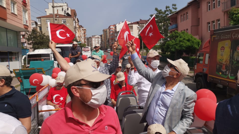 Gebze’de vatandaşlar bayram coşkusuna evlerinden eşlik etti