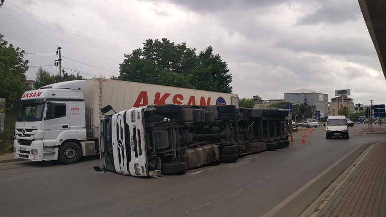 Gebze’de çikolata yüklü tır devrildi