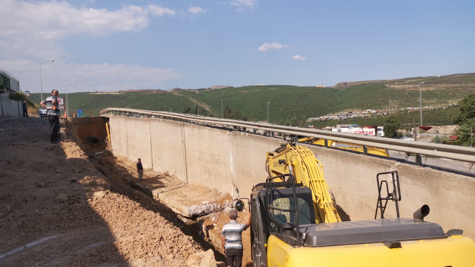 Kocaeli’de sağanak nedeniyle çöken yolda çalışma başlatıldı