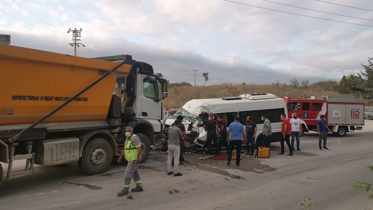 Gebze’de işçi servisi ile hafriyat kamyonu çarpıştı: 5 yaralı