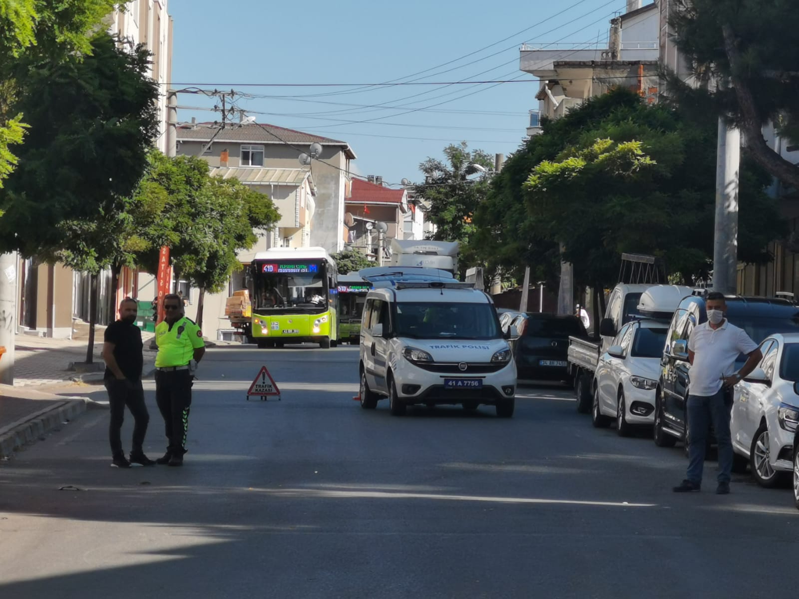 Patlayan elektrik kabloları kaldırım taşlarını söktü