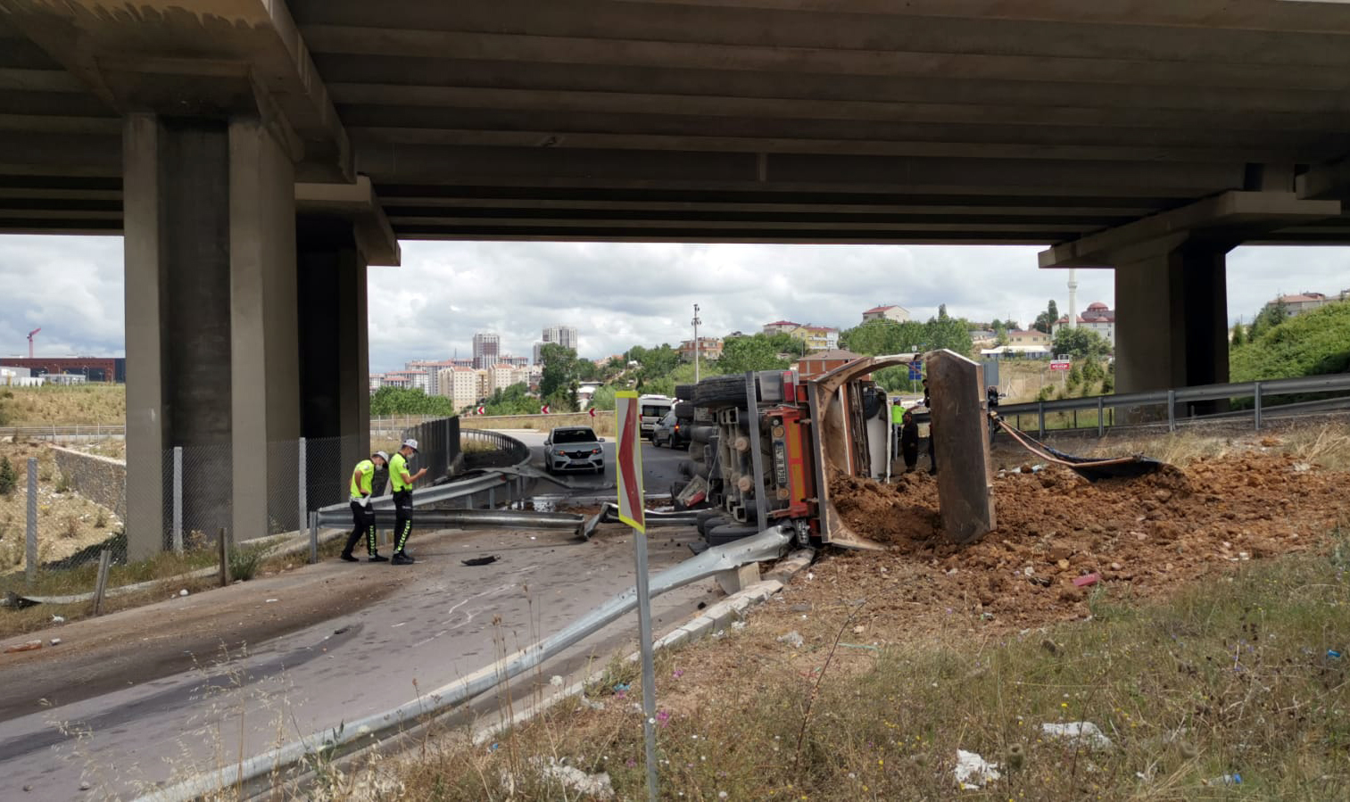 Gebze’de hafriyat kamyonu devrildi