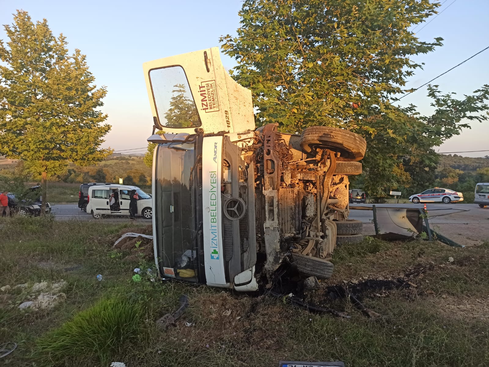 Kocaeli’de kamyonla çarpışan otomobildeki 5 kişi hayatını kaybetti