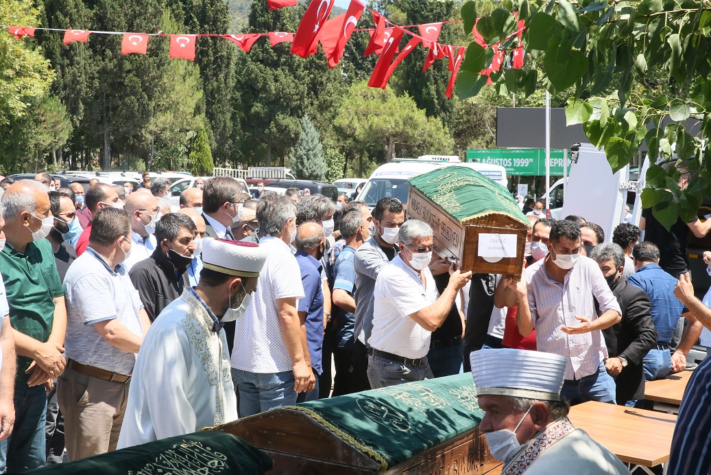 Kocaeli’deki trafik kazasında hayatını kaybeden 5 kişi toprağa verildi