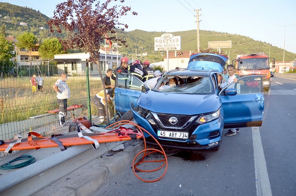 Kocaeli’de bariyerlere çarpan cipteki 4 kişi yaralandı