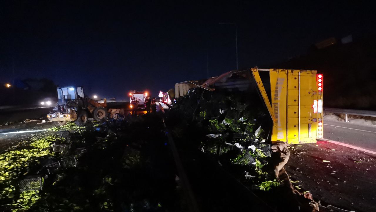 Dilovası’nda devrilen sebze yüklü tır ulaşımı aksattı