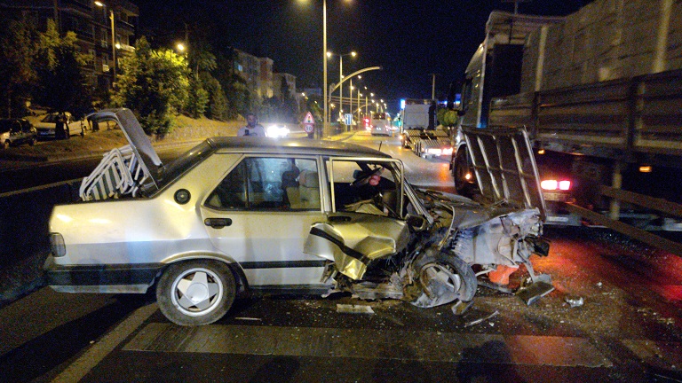 Kocaeli’de park halindeki tıra çarpan otomobilin sürücüsü yaralandı