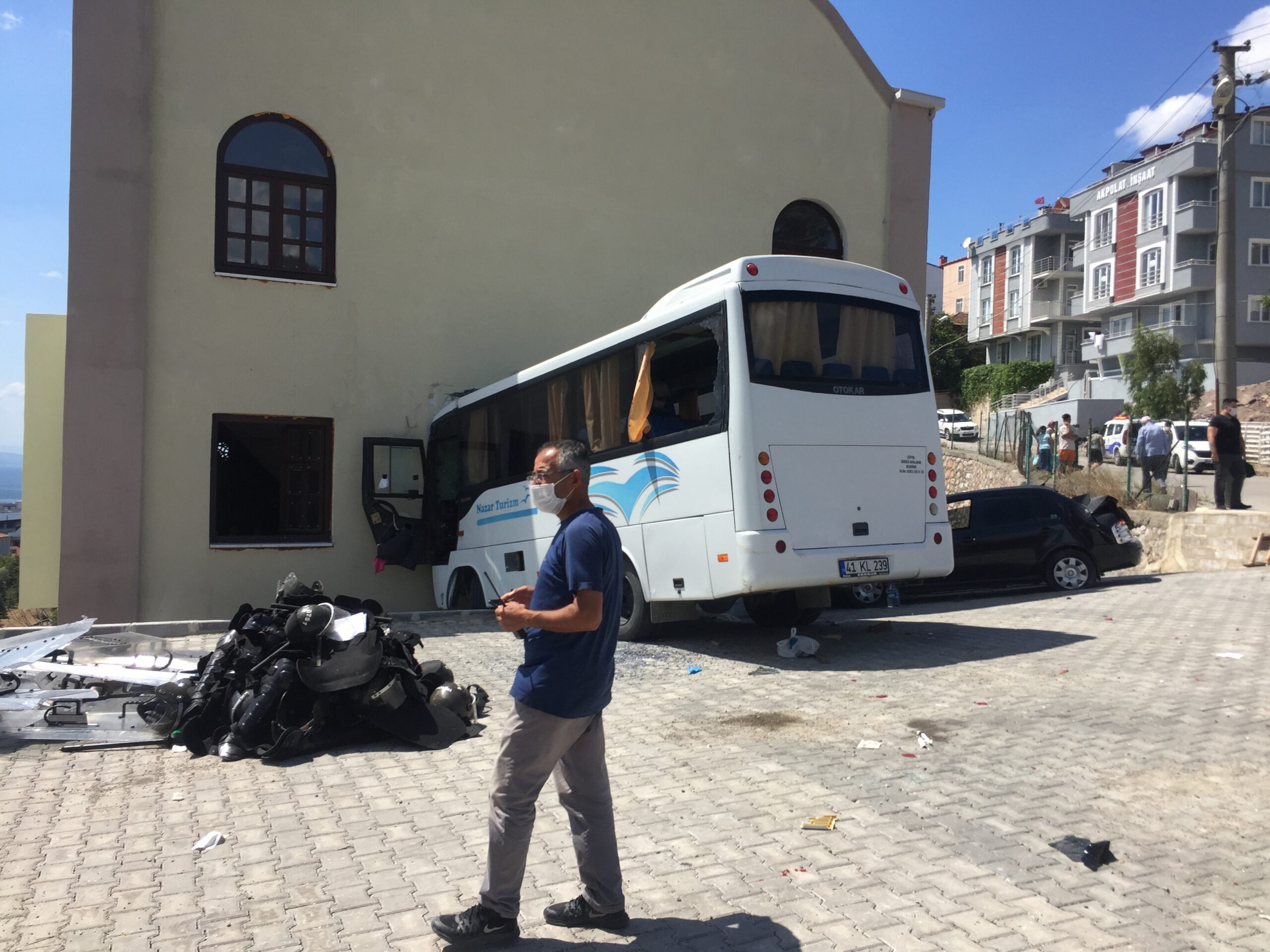 Kocaeli’de jandarma personelini taşıyan midibüs kaza yaptı