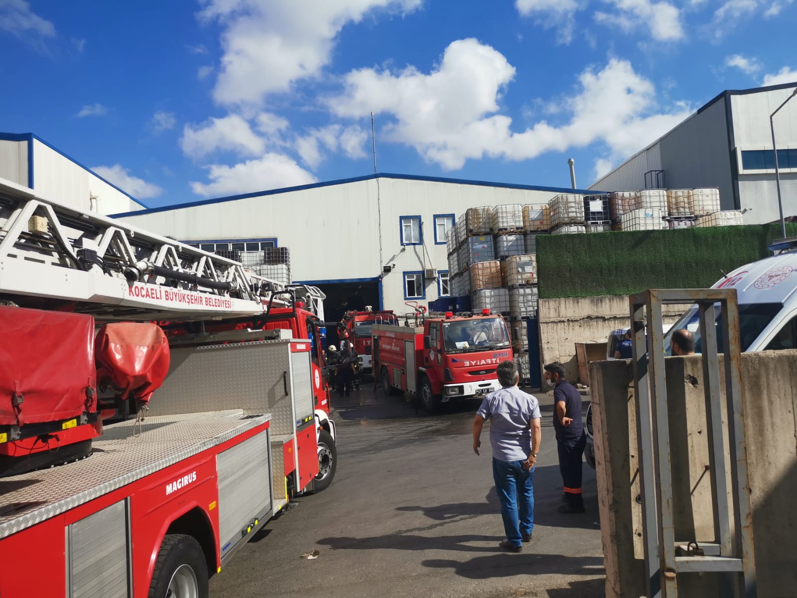 Çayırova’da ambalaj fabrikasında çıkan yangın söndürüldü