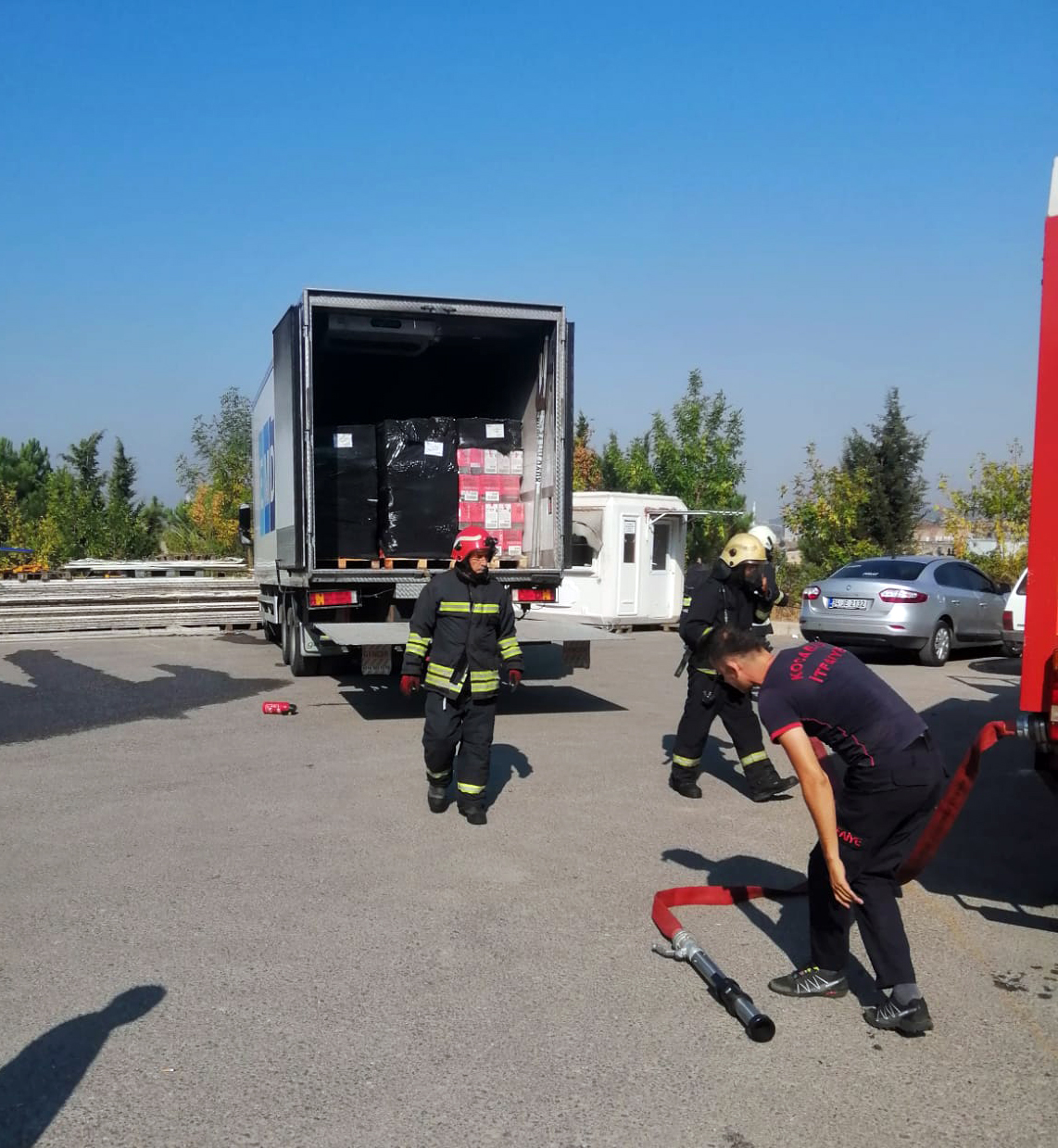 Çayırova’da gıda maddesi yüklü kamyonda çıkan yangın söndürüldü