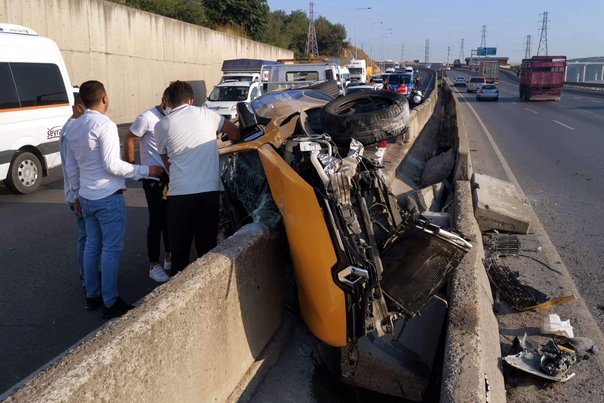 Kocaeli’de beton bariyere çarpan sürücü yaralandı