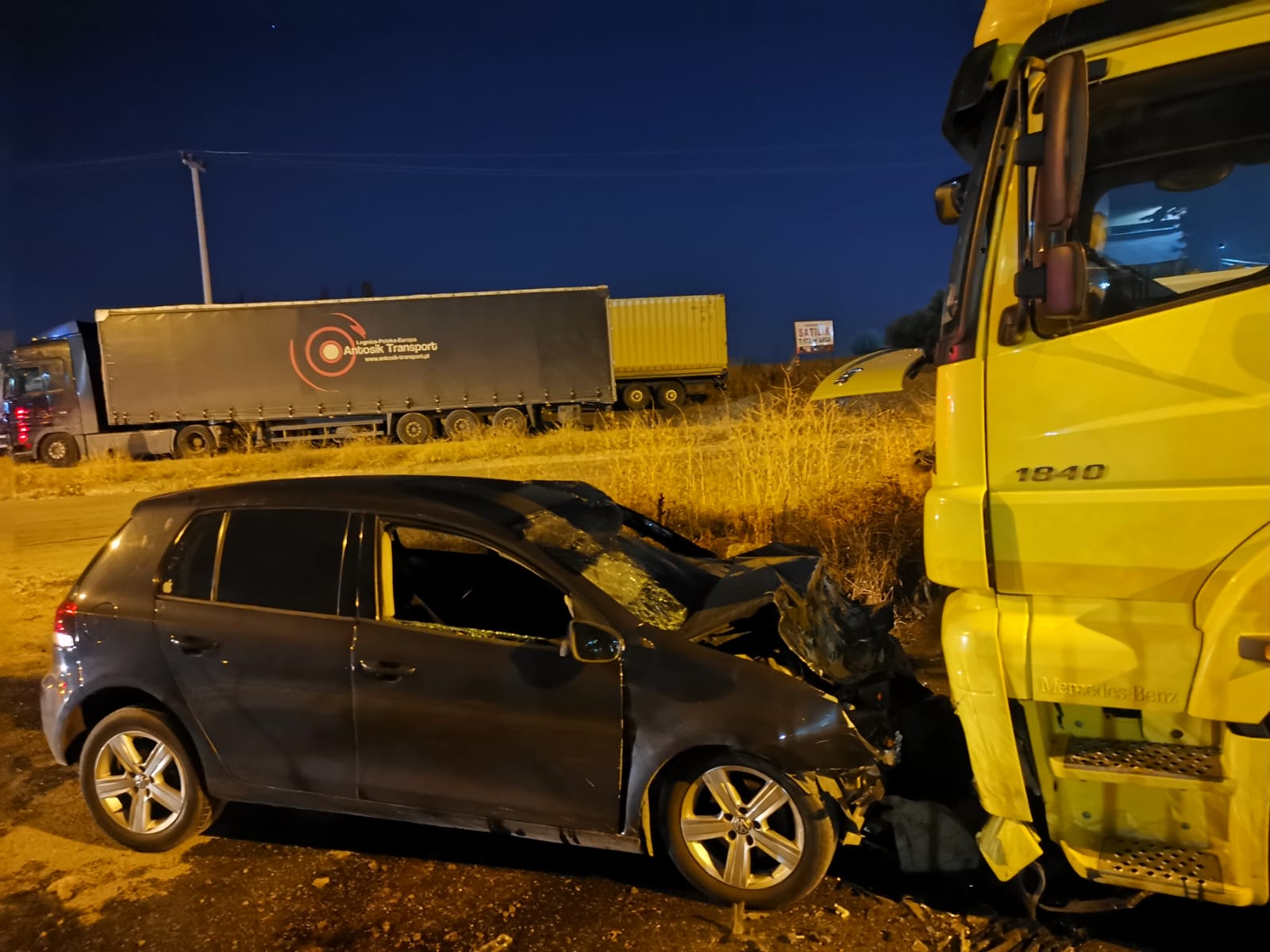 Gebze’de park halindeki tıra çarpan otomobildeki 3 kişi yaralandı