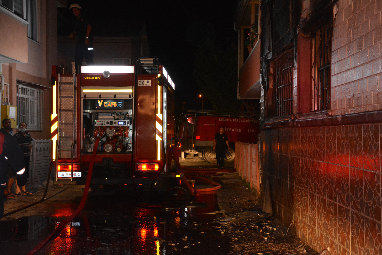 Sakarya’da 4 katlı binada çıkan yangın söndürüldü