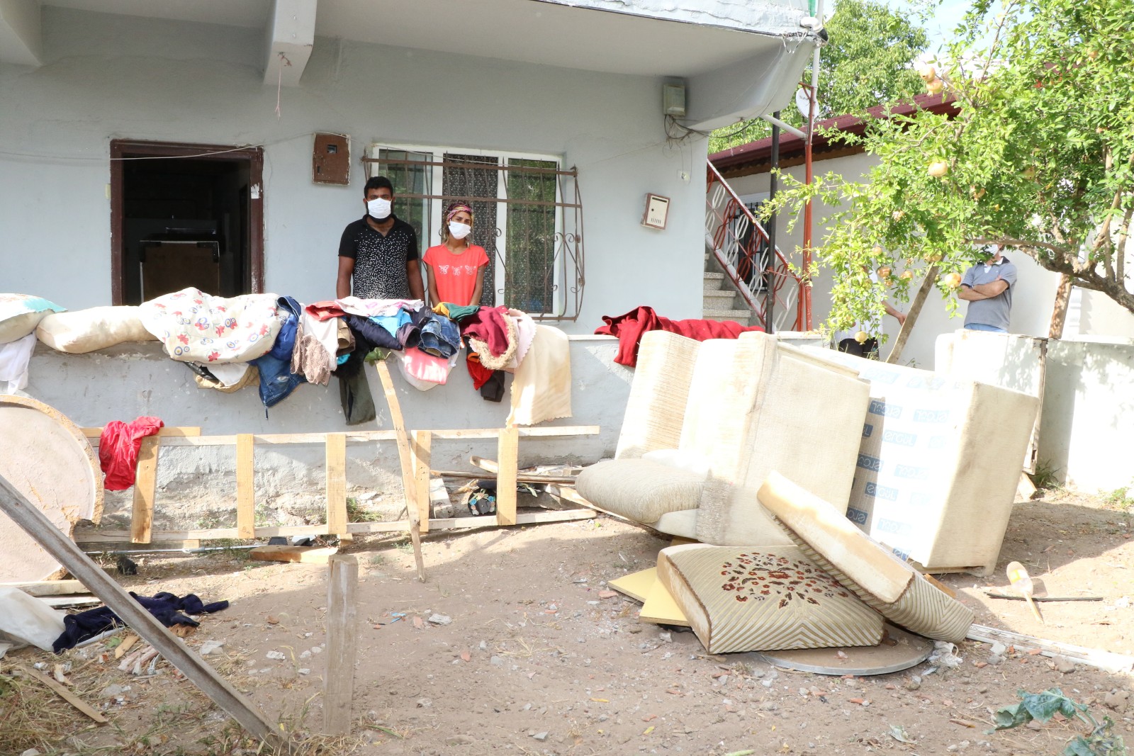 Kocaeli’de kirayı ödeyemedikleri için evden çıkarılan aile barınma merkezine yerleştirildi