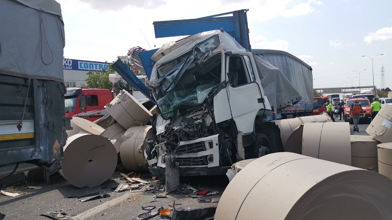 Çayorova’da kağıt yüklü tır park halindeki tıra çarptı: 1 yaralı