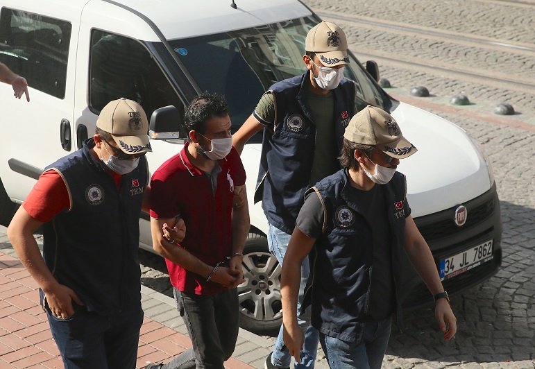 Kocaeli polisinin Bursa’da yakaladığı DEAŞ zanlısı adliyeye getirildi