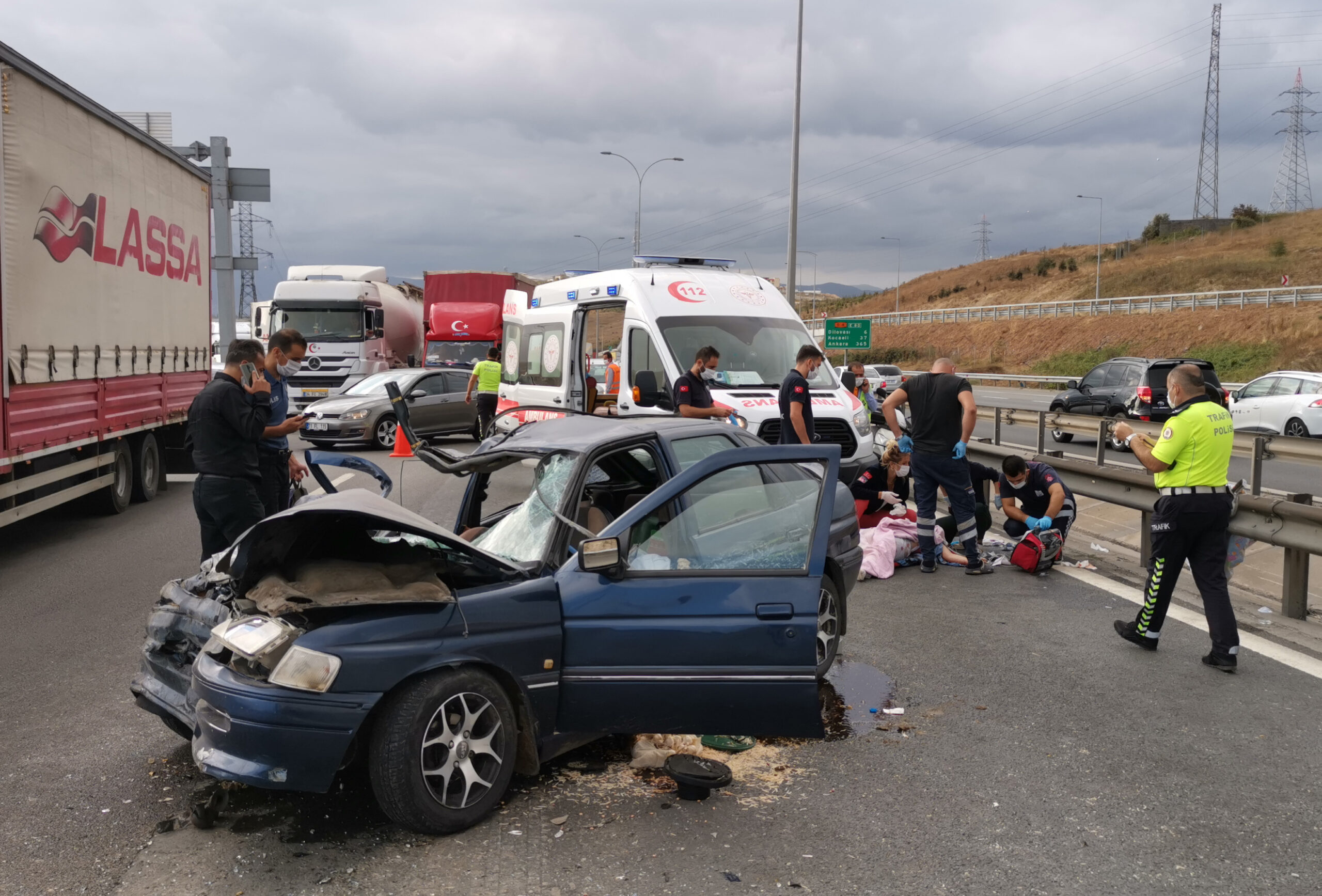 Anadolu Otoyolu’nda otomobil kamyona çarptı: 1 ölü, 4 yaralı