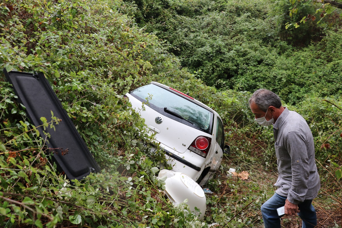 Kocaeli’de dere yatağına devrilen otomobildeki 3 kişi yaralandı