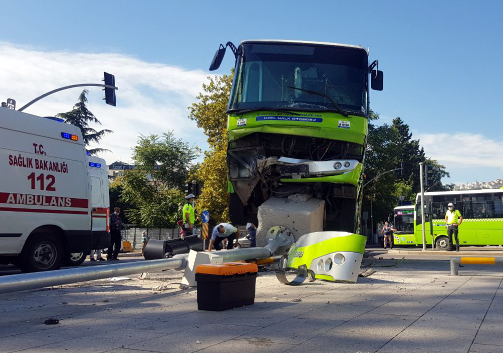 Kocaeli’de özel halk midibüsü ile hafif ticari araç çarpıştı: 7 yaralı