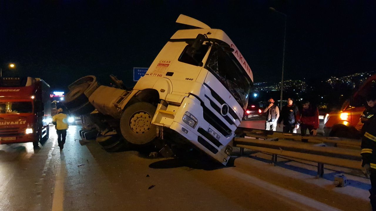 Kocaeli’de devrilen tırın sürücüsü yaralandı