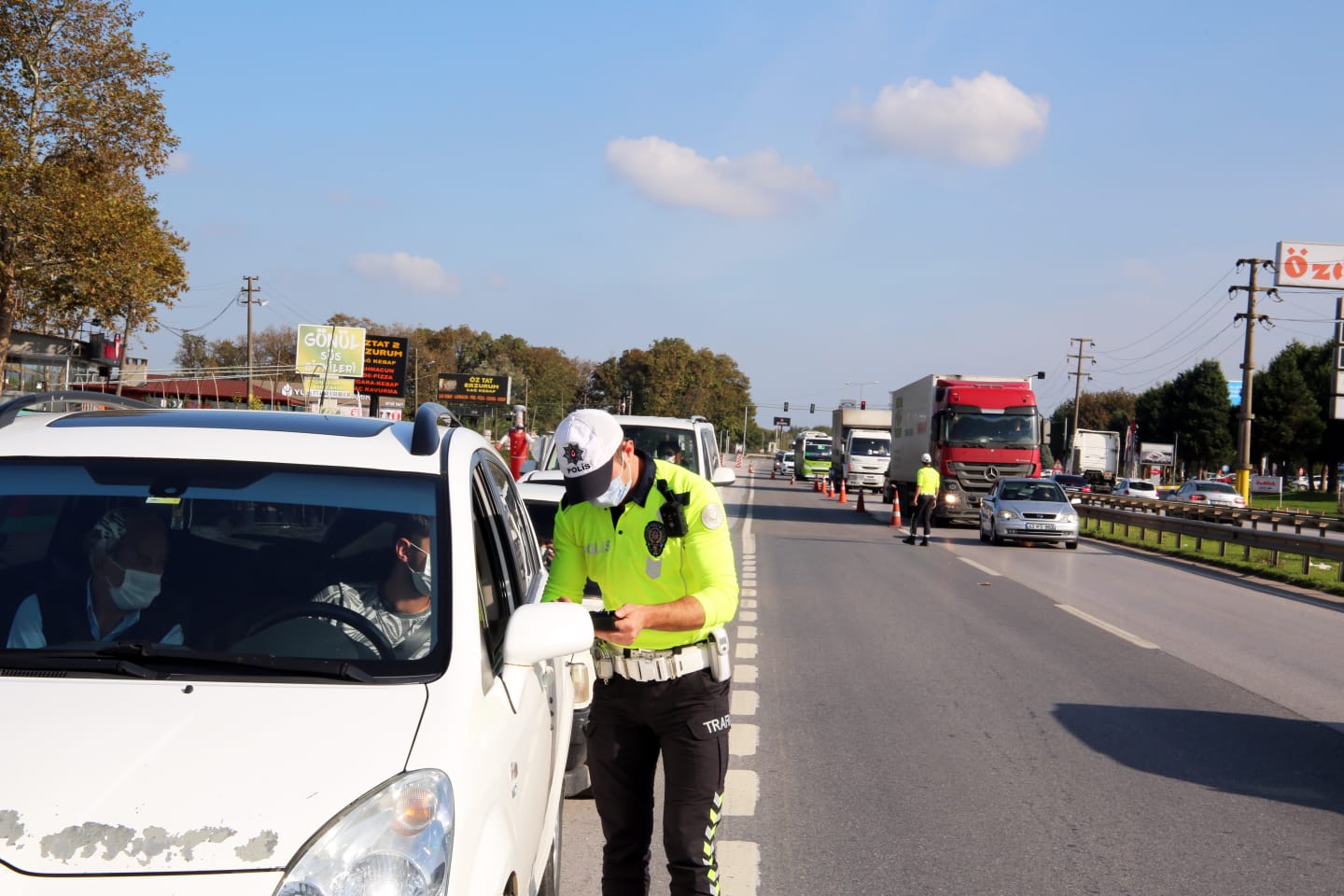 Kocaeli’de Kovid-19 tedbirlerine uymayan 230 kişiye para cezası