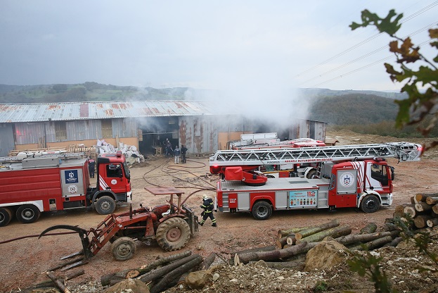 Kocaeli’de ahşap palet fabrikasında çıkan yangın söndürüldü